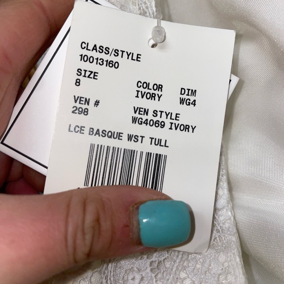 BRAND NEW WEDDING DRESS - Picture 3 of 6